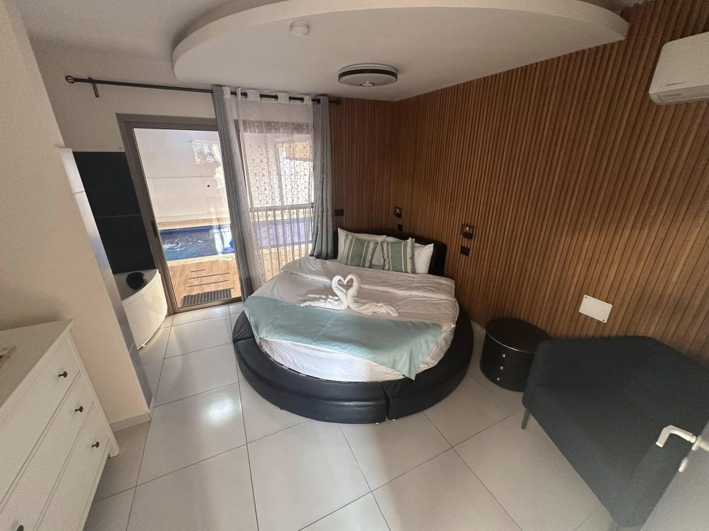 צימרים לפי שעה בחד נס - אחוזת ריצ'מונד עם ג'קוזי ובריכה.